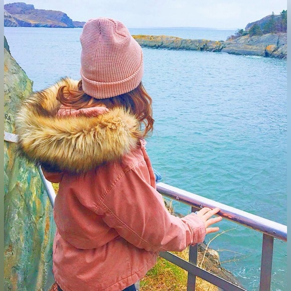 American Eagle dusty rose cropped utility jacket with faux fur hood. - Picture 5 of 6